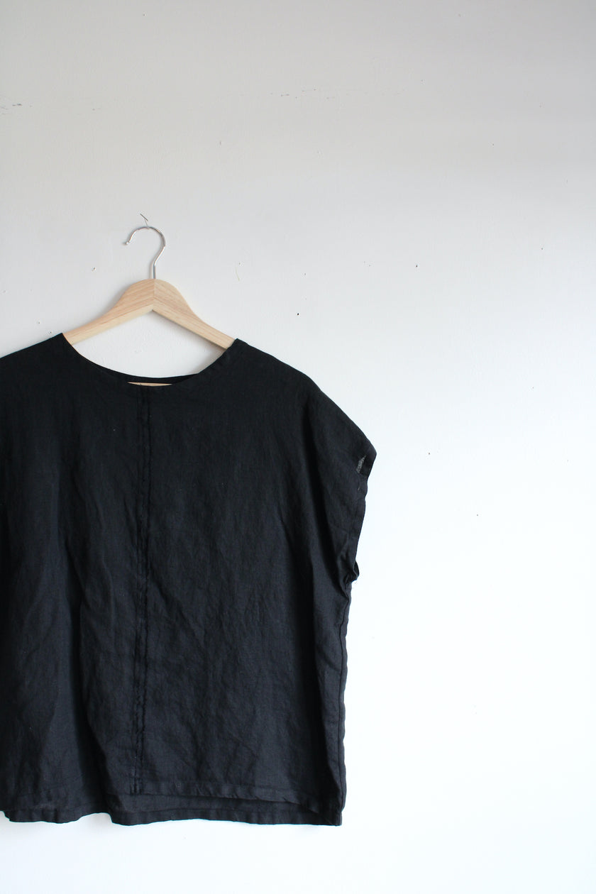 Short sleeve Alix top in black mid weight linen