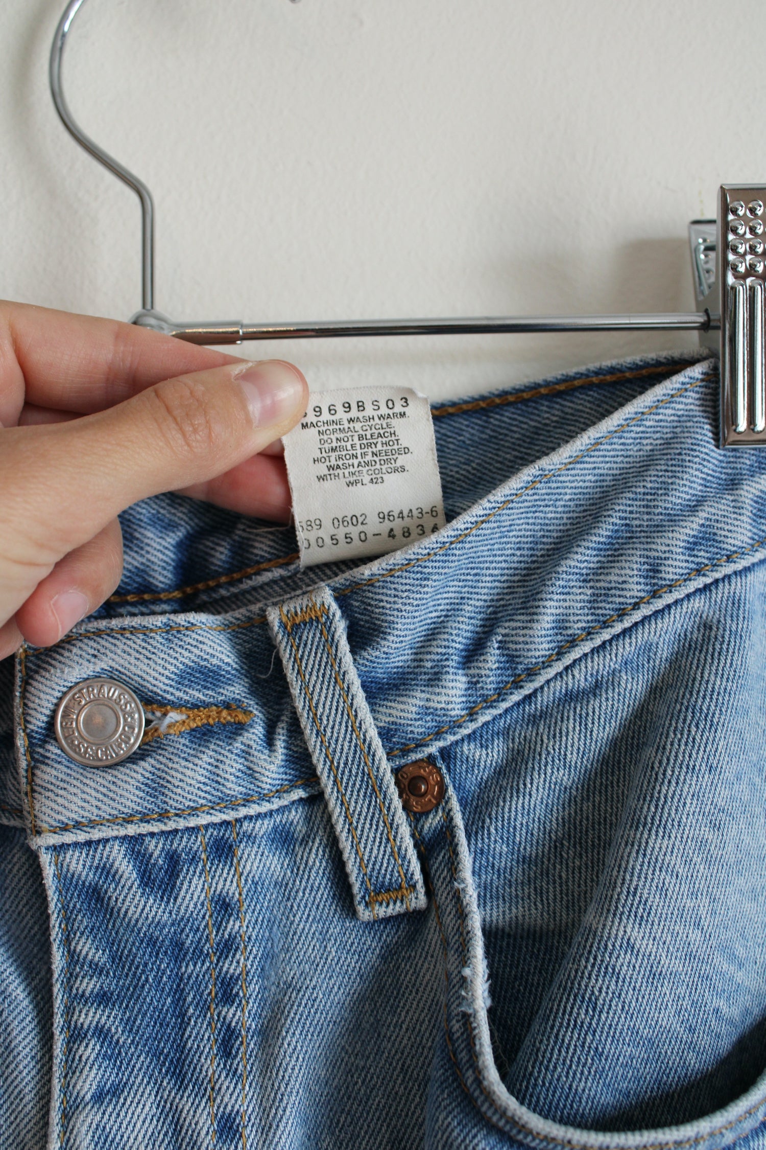 Vintage Levi's 550 in Light Wash