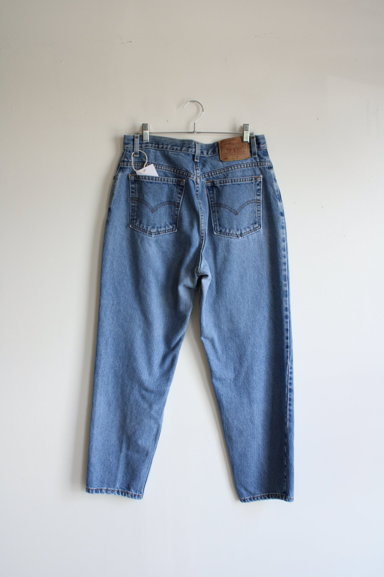 Vintage Levi's 550 in Medium Wash