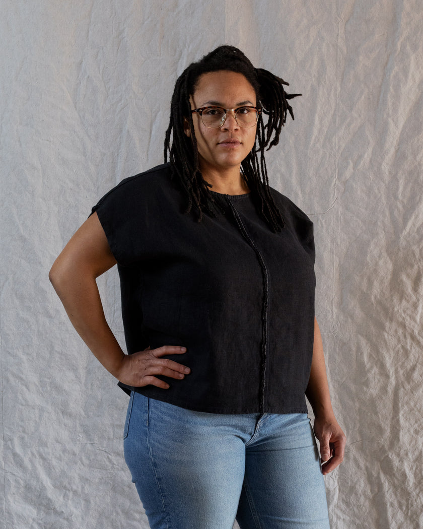 Short sleeve Alix top in black mid weight linen