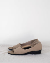 Load image into Gallery viewer, Crochet Cream Flats
